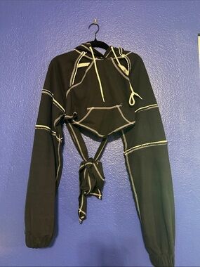 Black Cropped Hoodie with Contrast Stitching